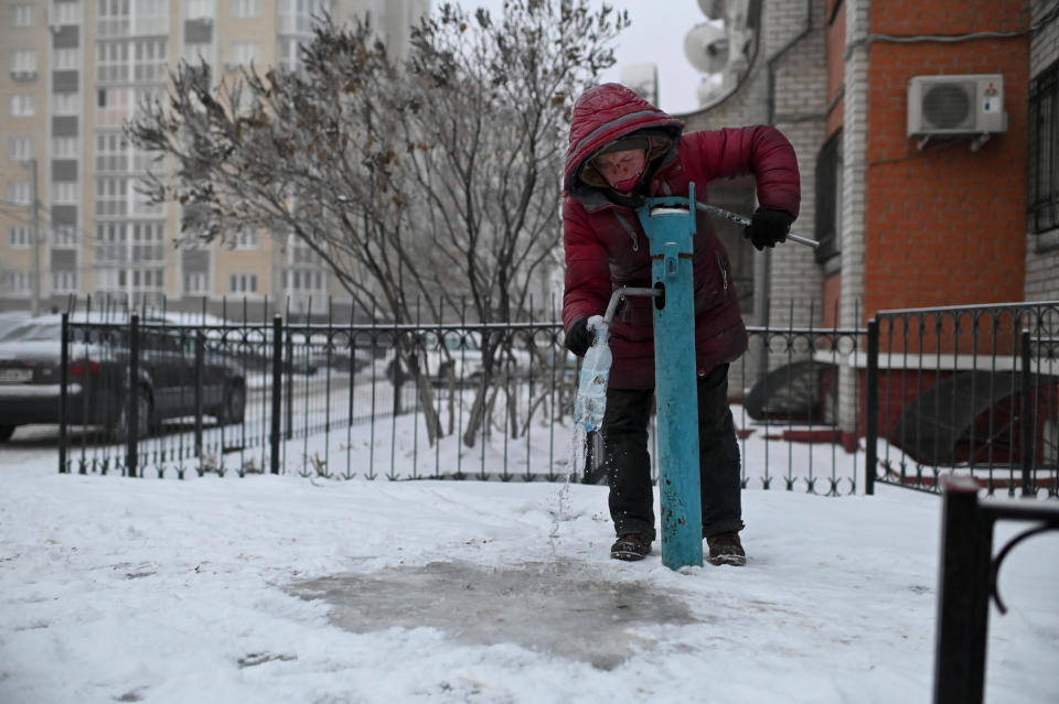 “Planeo volver a casa con mi madre”, cuenta a Reuters. “Los sueños de mi infancia fueron nobles, pero ya es muy tarde, ese barco ya zarpó”. (Foto: Alexey Malgavko / Reuters).