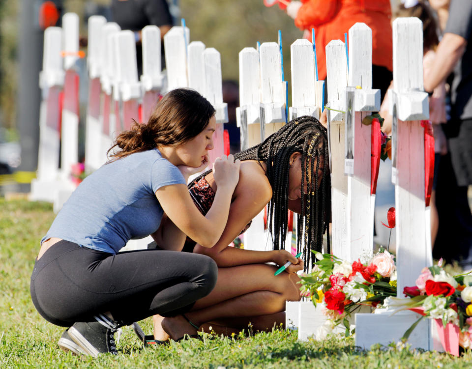 Zwei Mädchen in Parkland trauern um ihre toten Mitschüler (Bild: Reuters)