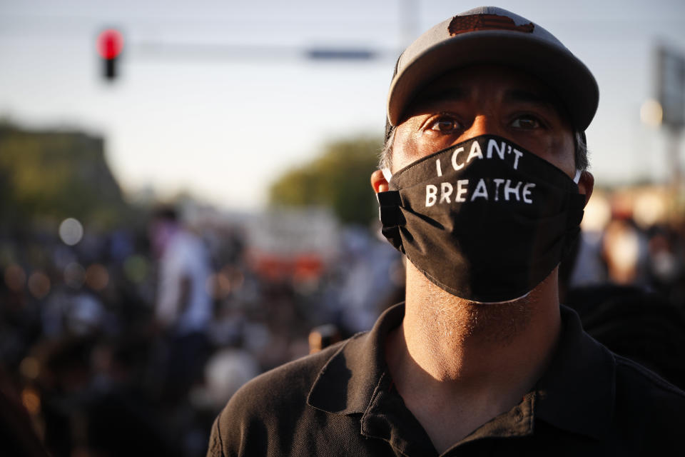 Ebenfalls in Minneapolis, ebenfalls am 30. Mai 2020: Ein Protestant trägt seine Maske mit den letzten Worten George Floyds. Foto: AP Photo / John Minchillo