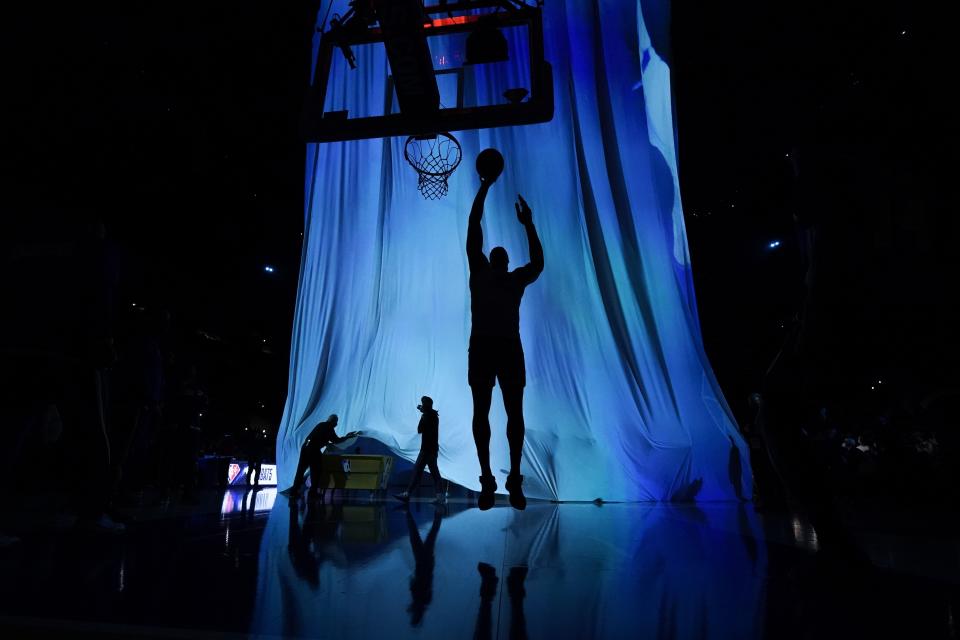 Los Angeles Lakers center Dwight Howard (39) warms up before an NBA basketball game against the Philadelphia 76ers in Los Angeles, Wednesday, March 23, 2022. (AP Photo/Ashley Landis)