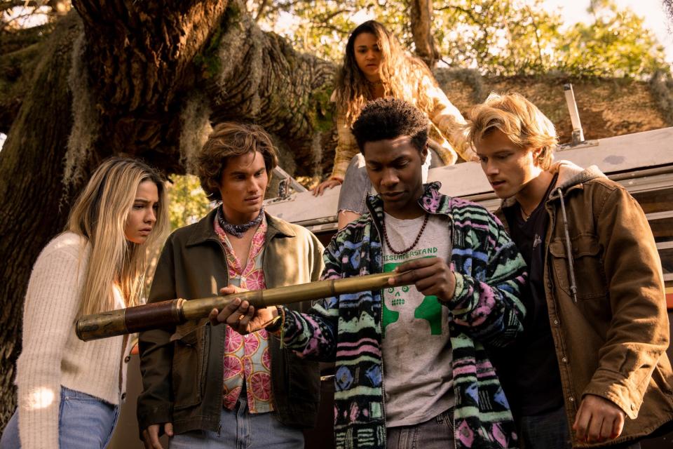 MADELYN CLINE as SARAH CAMERON, CHASE STOKES as JOHN B, MADISON BAILEY as KIARA, JONATHAN DAVISS as POPE and RUDY PANKOW as JJ in episode 208 of OUTER BANKS