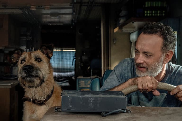 Finch: Tom Hanks, un perro y un robot para una fábula que se esfuerza demasiado por agradar