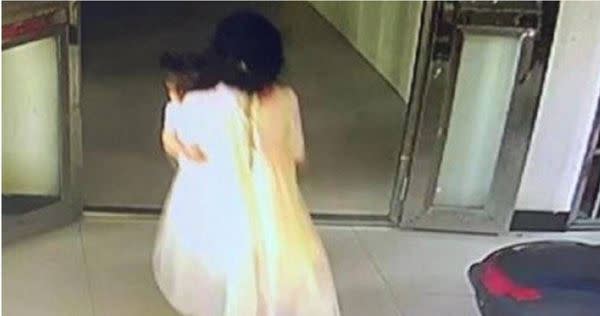 13歲少女抱走2歲女童後，將人從17樓丟下。（圖／翻攝微博）
