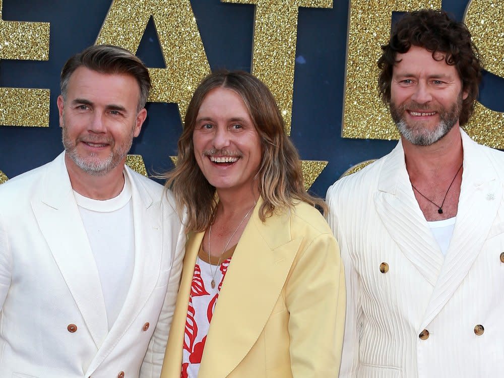 Mark Owen (Mitte) setzte in den vergangenen Jahren an der Seite von Gary Barlow (l.) und Howard Donald auf ein wilderes Aussehen. (Bild: Fred Duval/Shutterstock.com)