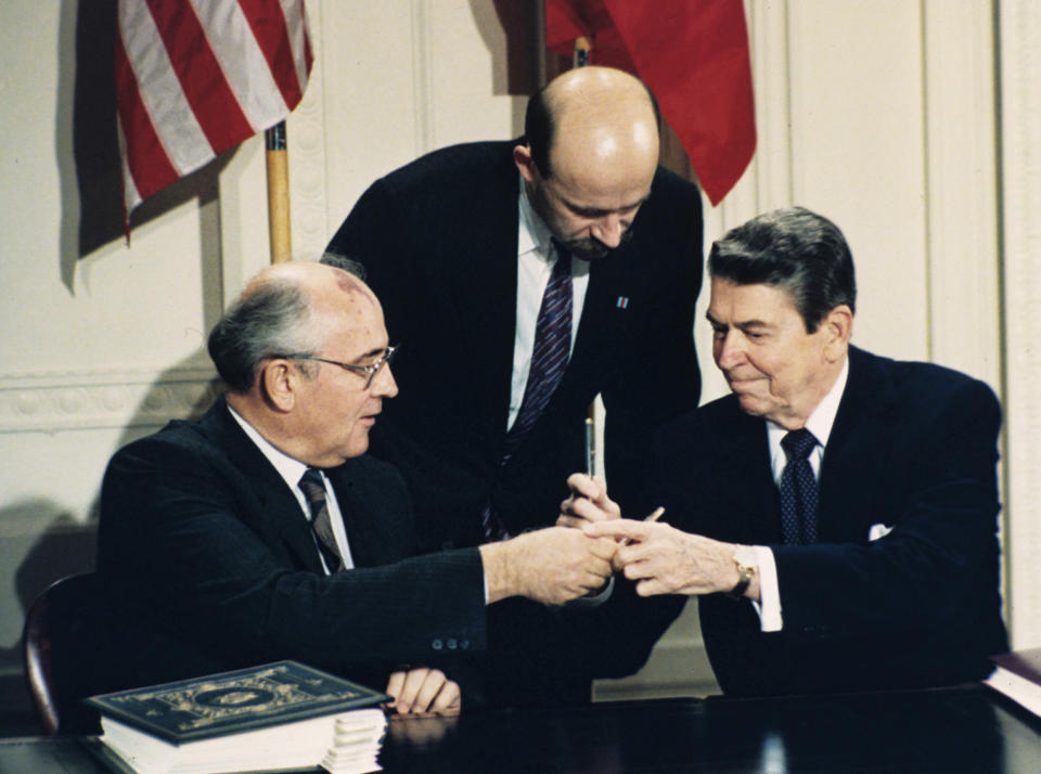Soviet leader Mikhail Gorbachev and President Ronald Reagan exchange pens during the INF Treaty signing ceremony at the White House in 1987. Gorbachev’s translator Pavel Palazhchenko stands in the middle. (Photo: Bob Daugherty/AP)
