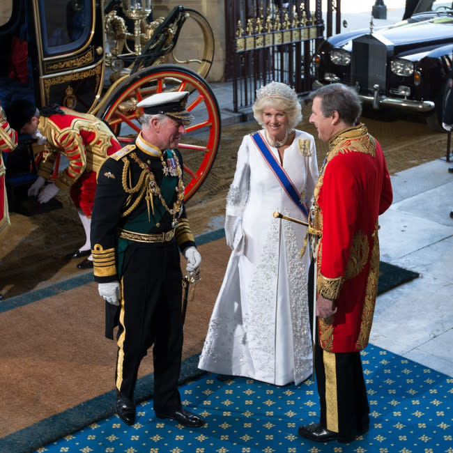 El duque de Norfolk con el rey Carlos III y la reina consorte Camila credit:Bang Showbiz