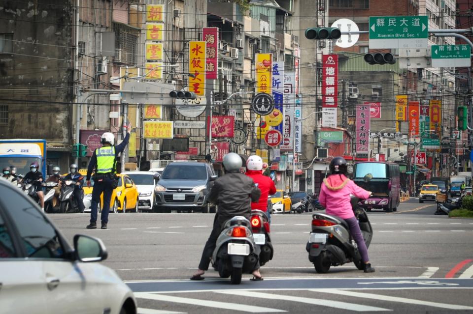 全台3日上午9時左右無預警傳出停電消息，新北市板橋區一處路口交通號誌停擺，靠著臨時出動的交警疏導交通。（中央社）