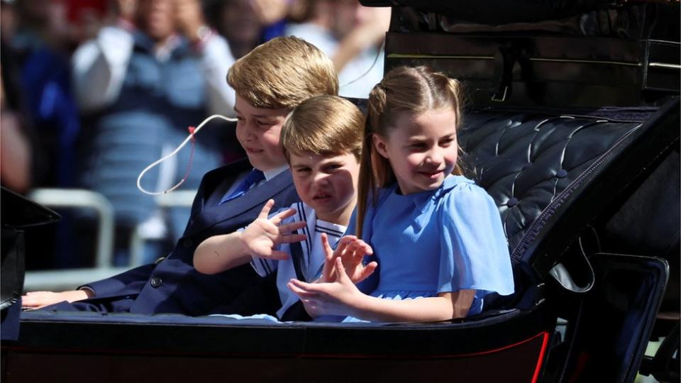 Charlotte, George y Louis en el carruaje.