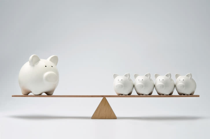 A balanced scale with one big piggy bank on one side and four smaller piggy banks on the other.