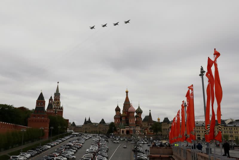 Bombarderos de primera línea del Su-24 vuelan en formación sobre la Plaza Roja durante un desfile aéreo el Día de la Victoria, en el centro de Moscú