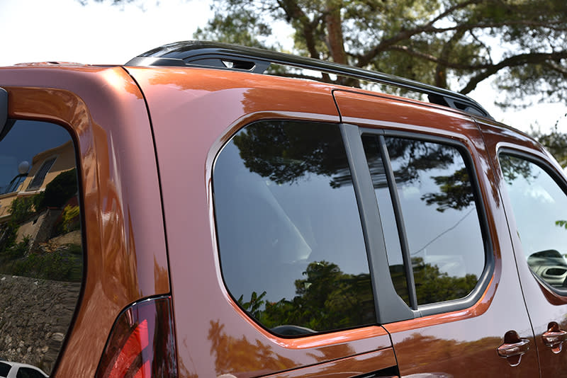 窗框採用多邊形設計，稀釋不少車身外型的方正感。