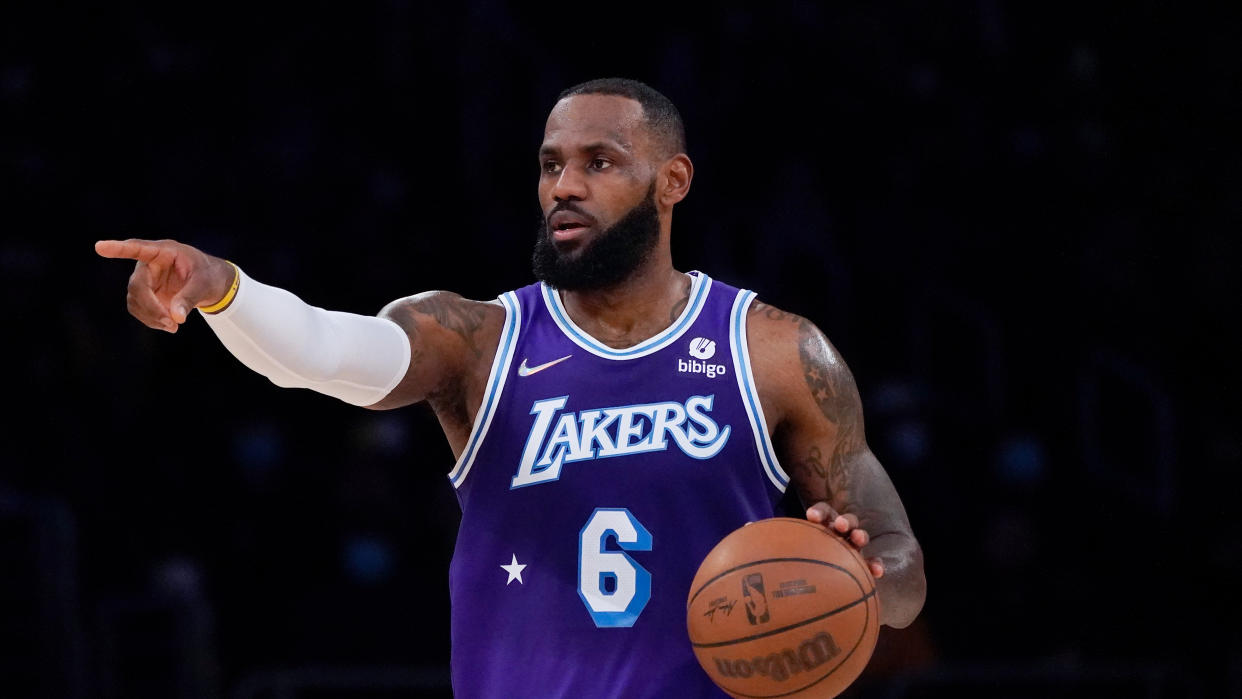 El delantero de Los Angeles Lakers LeBron James (6) controla el balón durante un partido de la NBA ante los Atlanta Hawks en Los Angeles, el viernes 7 de enero de 2022. (AP Foto/Ashley Landis)