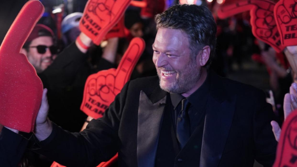  Blake Shelton makes his final walk to The Voice stage on the Season 23 finale. 