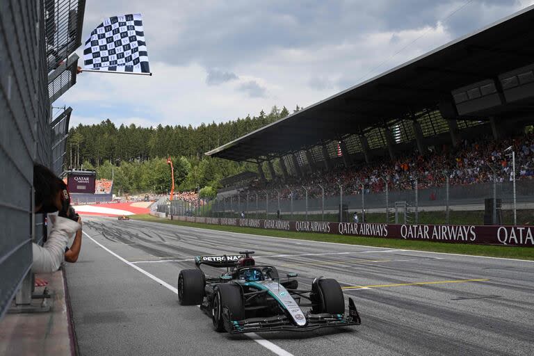 George Russell recibe la bandera a cuadros y gana el Gran Premio de Austria; 