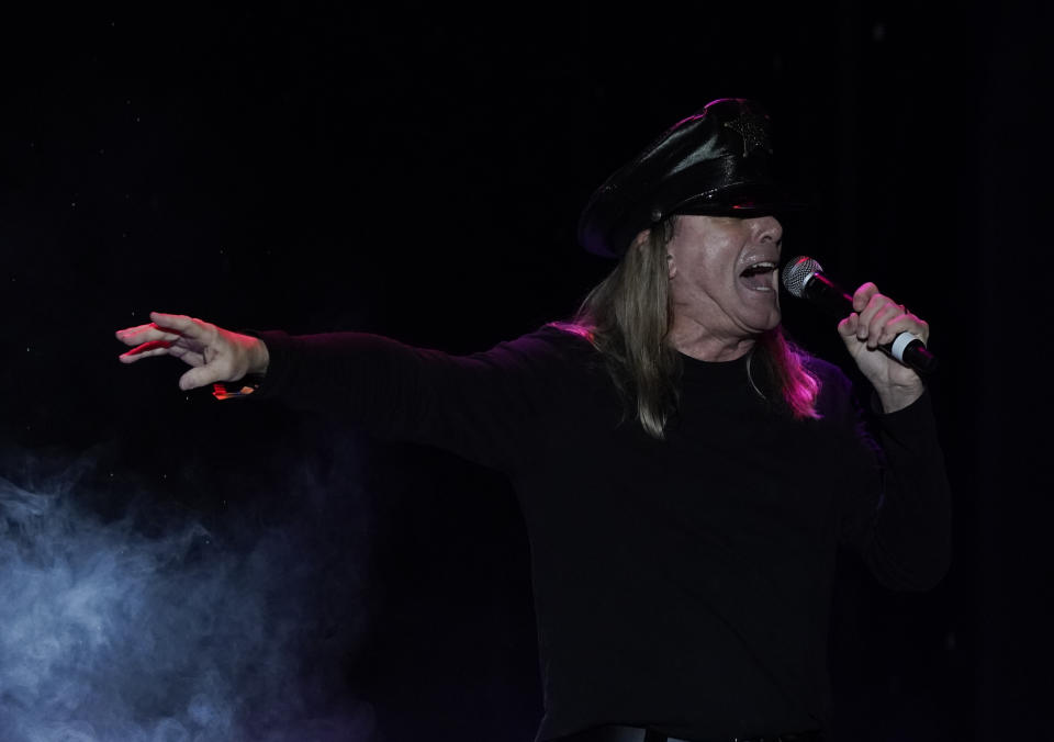 Robin Zander de la banda estadounidense Cheap Trick durante su presentación en el festival Corona Capital en la Ciudad de México el sábado 20 de noviembre de 2021. El Corona Capital es el primer festival masivo que se realiza en la Ciudad de México desde el cierre por la pandemia de COVID-19 en 2020. (Foto AP/Eduardo Verdugo)