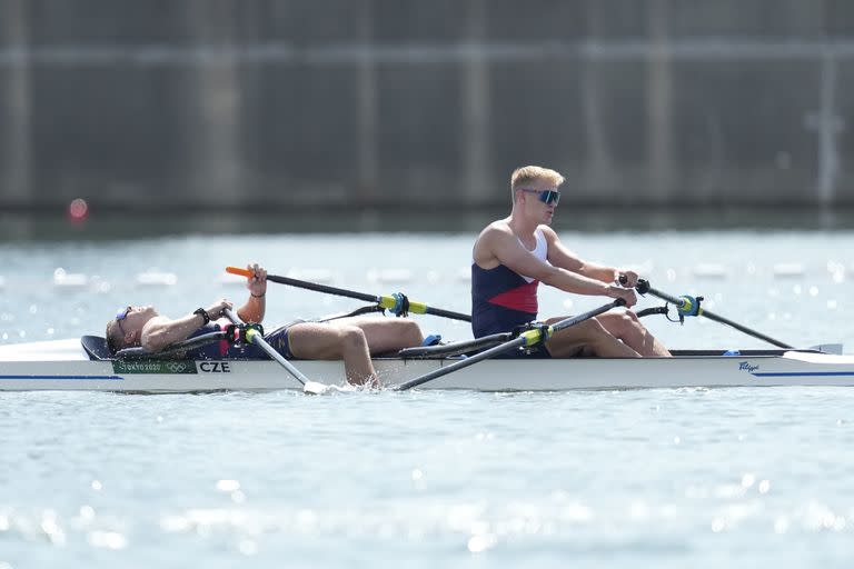 Jakub Podrazil y Jan Cincibuch de la República Checa reaccionan después de competir en la carrera de repesca de remo en doble scull masculino en los Juegos Olímpicos de Verano de 2020, el sábado 24 de julio de 2021 en Tokio, Japón.