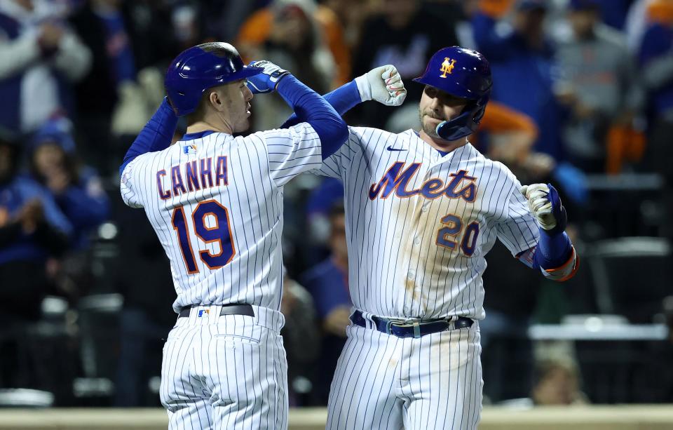 Pete Alonso celebrates his go-ahead homer in the fifth inning with Mark Canha.