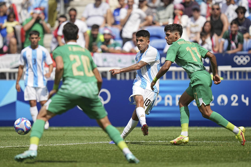 Thiago Almada de Argentina anota gol durante el partido ante Irak por el Grupo B de los Juegos Olímpico en el estadio de Lyon, Francia, el sábado 27 de julio de 2024. (AP Foto/Laurent Cipriani)