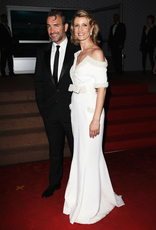 La splendide robe blanche que l’actrice portait au Festival de Cannes en 2012 a fait sensation. L’actrice, au bras de Jean Dujardin, avait un look très années 50 qui lui allait à ravir.