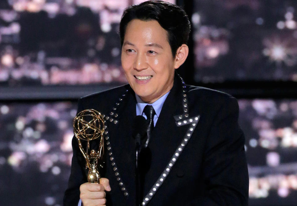 LOS ÁNGELES, CALIFORNIA - 12 DE SEPTIEMBRE: 74.º PREMIO ANUAL DE LOS EMMY EN PRIMETIME -- En la foto: Lee Jung-jae acepta el actor principal destacado en una serie dramática por 