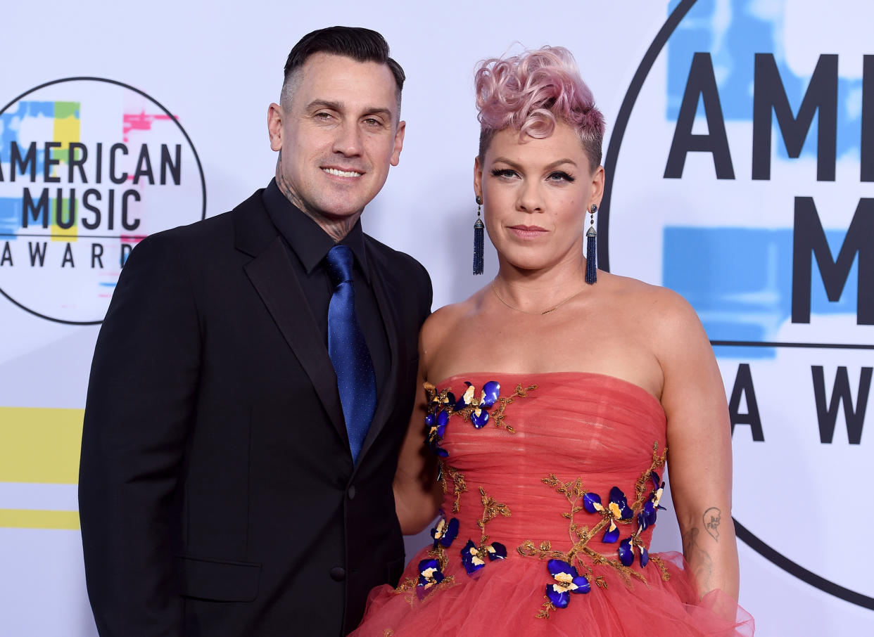 Pink und Carey Hart mussten aufgrund der Waldbrände in Kalifornien ihr Zuhause verlassen. (Bild: AP Photo)