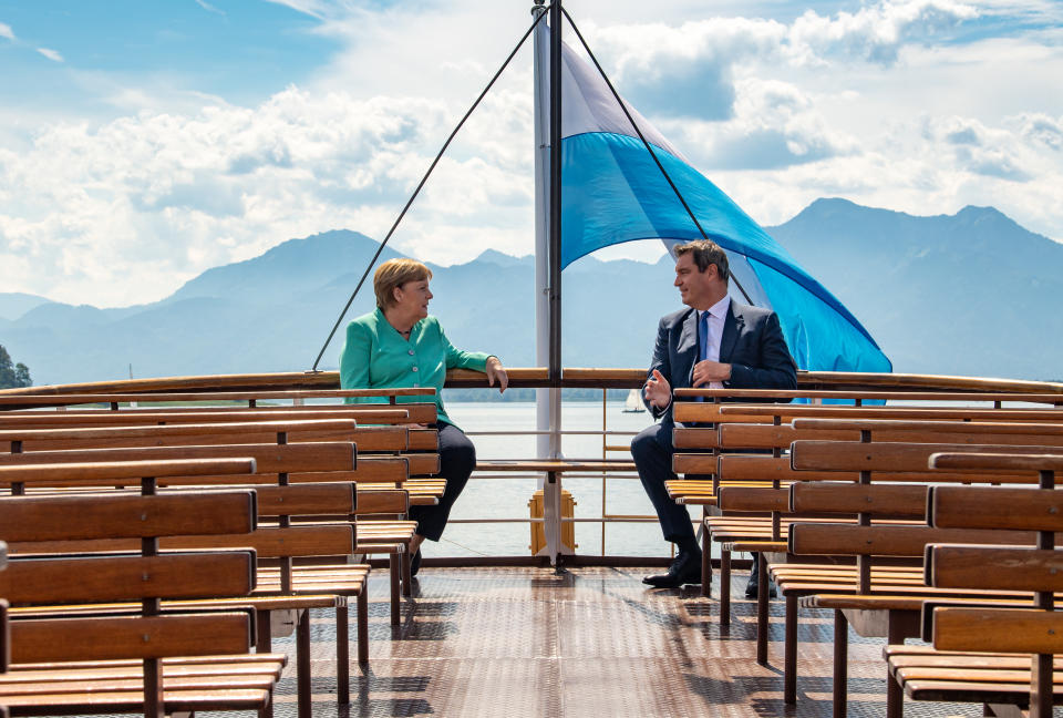 Markus Söder und Angela Merkel schippern auf dem Chiemsee. Das Bild, keine Frage, hat großes Meme-Potenzial. Und es fand auch entsprechend Verwendung. Foto: Peter Kneffel / dpa / Pool / dpa