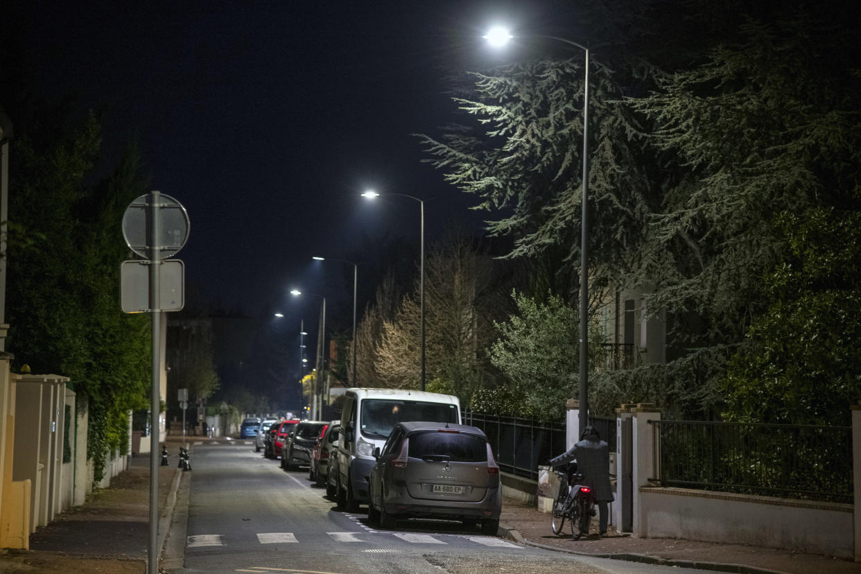 La agresión a una jugadora francesa de fútbol en una calle oscura de un suburbio de París solo duró un minuto. (James Hill/The New York Times)) 