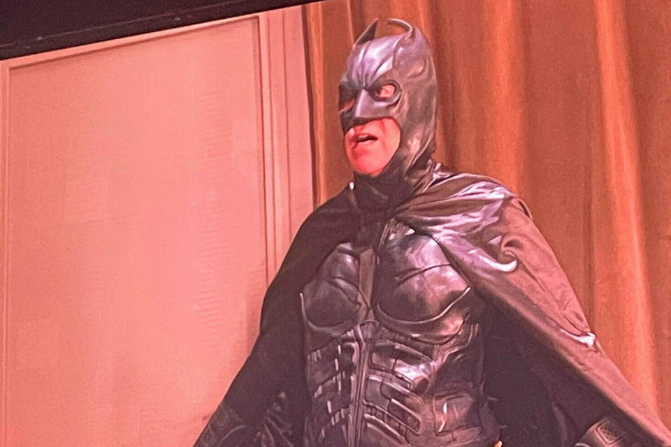 Xavier Niel joue les comics en enfilant le costume de Batman. - Crédit : DR