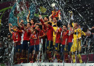 KIEV, UKRAINE - JULY 01: Iker Casillas (C) of Spain lifts the trophy as he celebrates following victory in the UEFA EURO 2012 final match between Spain and Italy at the Olympic Stadium on July 1, 2012 in Kiev, Ukraine. (Photo by Jasper Juinen/Getty Images)