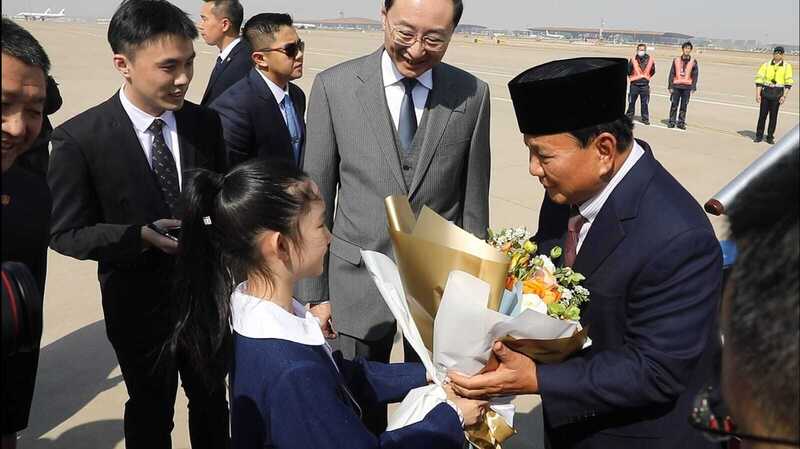 印尼總統當選人普拉伯沃3月31日抵達中國 印尼總統當選人、國防部長普拉伯沃3月31日抵達中 國，下機後從中國政府安排的小女孩手中拿到鮮花。 （大印尼行動黨提供） 中央社記者李宗憲雅加達傳真  113年4月1日 