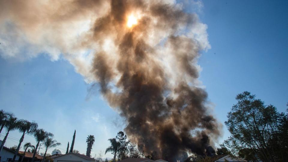 Rauch steigt nach einer Explosion von Feuerwerkskörpern im kalifornischen Ontario.