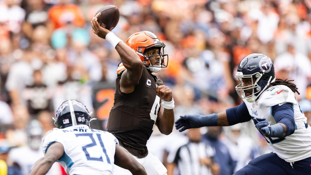 Deshaun Watson throws ball backward on busted play, draws ire of