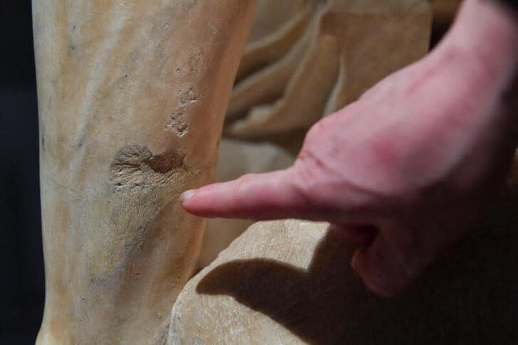 Un restaurador muestra una grieta en la escultura La Piendad de Bandini, una obra que Miguel Angel no alcanzó a terminar, exhibida en el Museo la Opera del Duomo en Florencia,, Italia. Enero 20, 2022. REUTERS/Jennifer Lorenzini