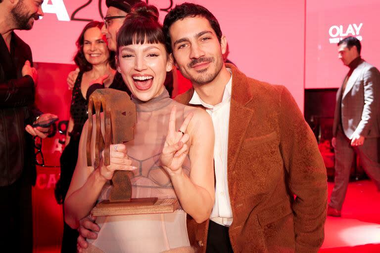 El Chino Darín posando junto a su novia, Úrsula Corberó, durante la ceremonia de entrega de premios Fotogramas de Plata 2023 que se realizaron el pasado febrero en Madrid