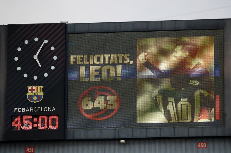 El marcador del Camp Nou felicitando a Lionel Messi tras marcar su gol número 643 e igualando el récord de Pelé