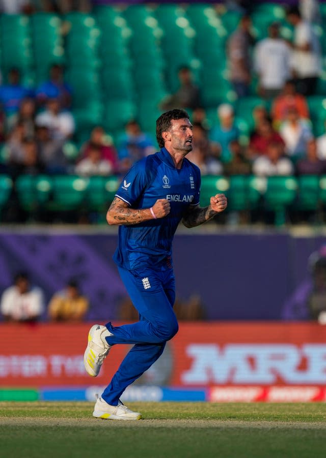 Reece Topley celebrates the wicket of Mushfiqur Rahim 