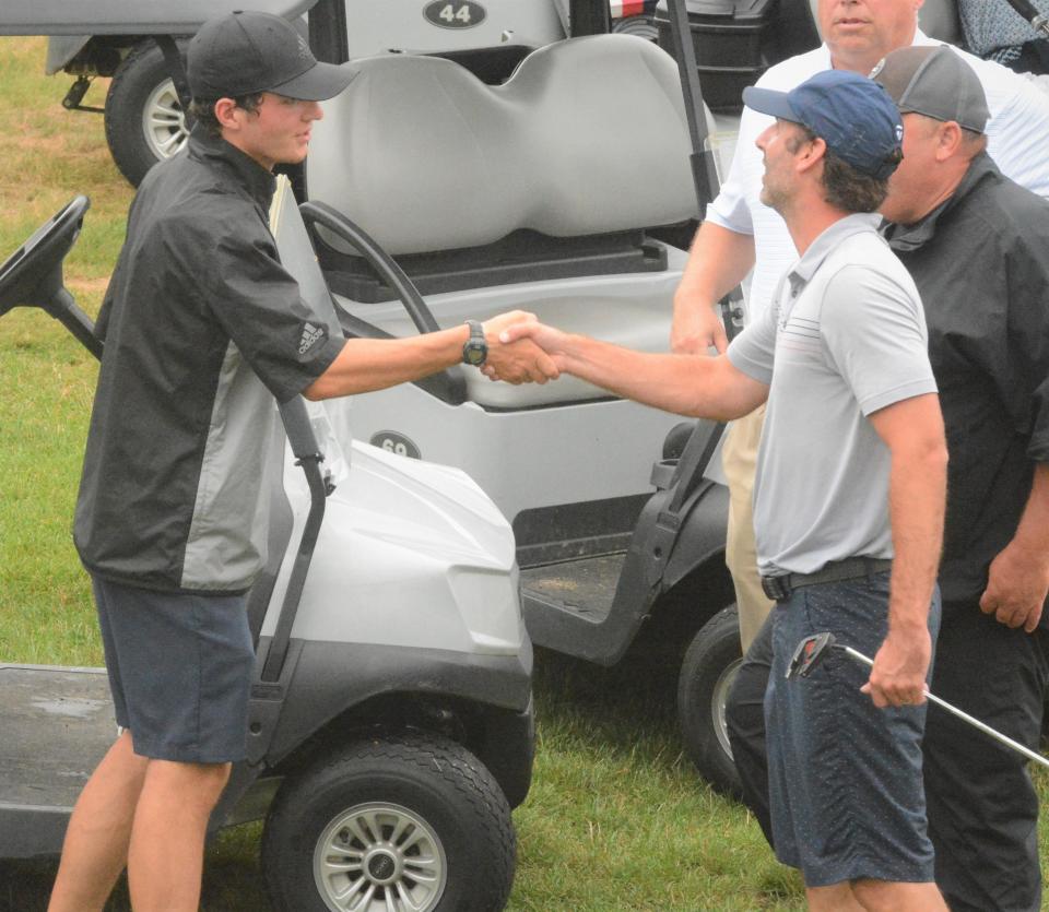 Holden Sullivan, a la izquierda, y Chris DeLucia se dan la mano después de avanzar al partido por el campeonato 97th Norwich Invitational el domingo.