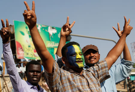 Sudanese protesters make victory signs outside the defence ministry compound in Khartoum, Sudan, April 24, 2019. REUTERS/Umit Bektas