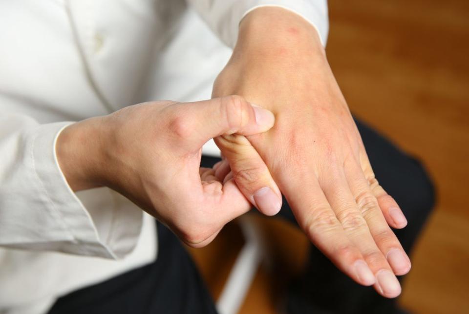 把手的拇指食指合攏，兩指間肌肉凸起最高的地方就是合谷穴。(花蓮慈濟醫院提供)