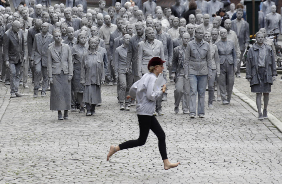 <p>Vor dem G20-Gipfel in Hamburg nehmen hunderte Menschen an der Kunstaktion „1000 Gestalten“ teil. Als zombiehafte Figuren ziehen die Demonstranten schweigend durch die Innenstadt. (Bild: AP Photo/Matthias Schrader) </p>