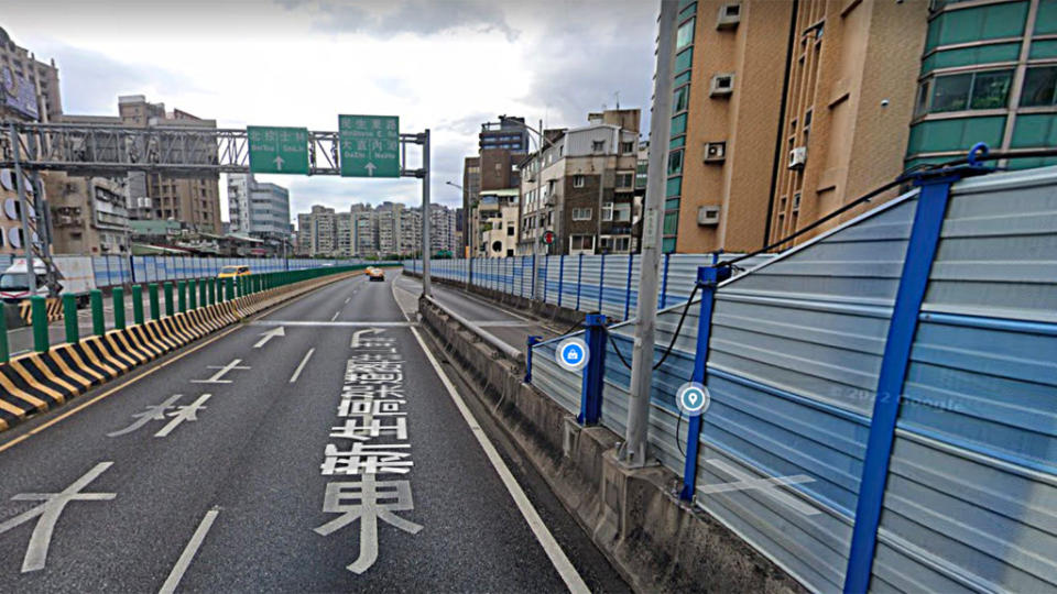 高架道路在市區架設的隔音牆會影響駕駛視野。(圖片來源/ Google Maps)