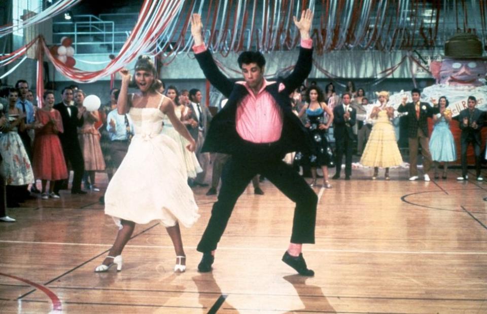 Olivia Newton-John y John Travolta como Sandy Olsson y Danny Zucko en una escena de 