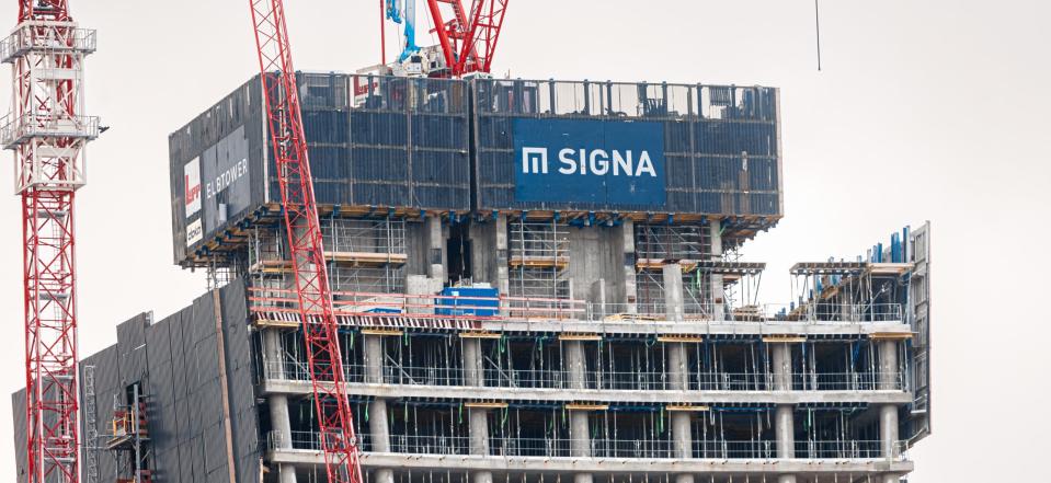 Logo und Schriftzug der Signa Holding sind an der Spitze der Elbtower Baustelle angebracht. Das österreichische Immobilien- und Handelsunternehmen des Investors René Benko hat Insolvenz angemeldet. - Copyright: picture alliance/dpa | Markus Scholz