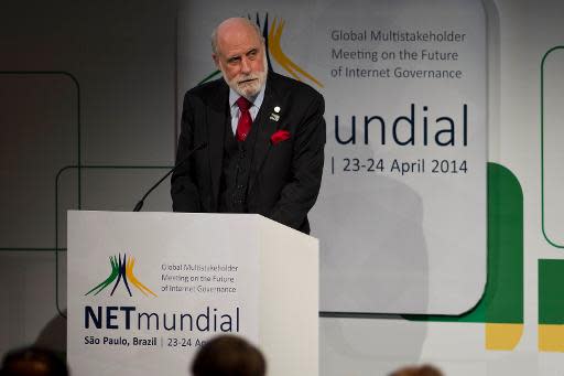 El vicepresidente de Google, Vint Cerf, da un discurso en la cumbre sobre internet NetMundial celebrada en Sao Paulo, el 23 de abril de 2014 (AFP | Nelson Almeida)