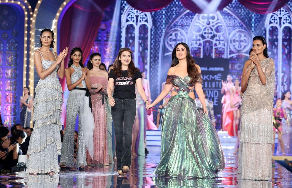 <p>Kareena Kapoor Khan walks the ramp at LFW Finale </p>