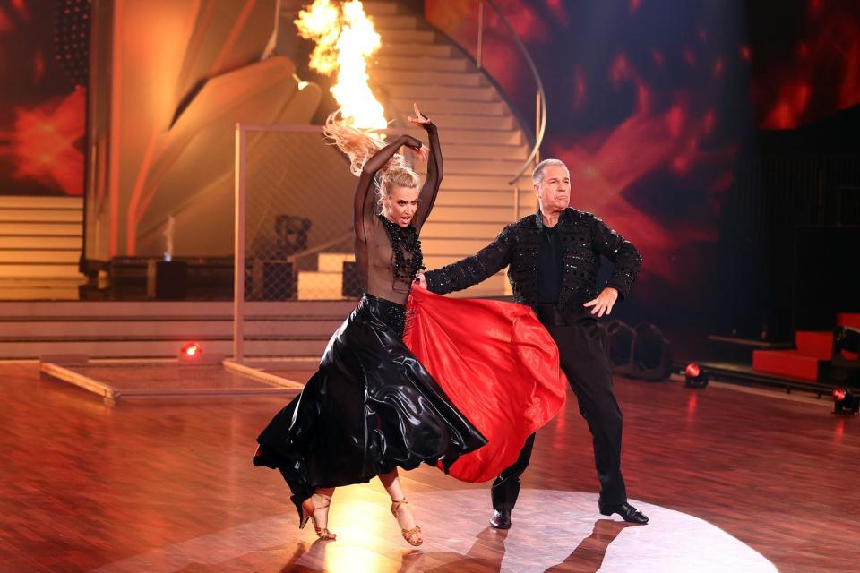 Kai Ebels Paso Doble-Künste bringen Tanzpartnerin Kathrin Menzinger zum Brennen.  (Bild: 2021 Getty Images/Pool)