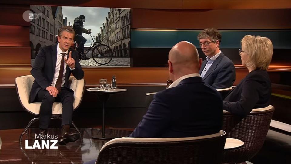 Markus Lanz (links) begrüßte am Dienstag in seiner ZDF-Talkshow den CDU-Politiker Markus Lewe(zweiter von links), dem Epidemiologen Professor Timo Ulrichs und die Kinder- und Jugendmedizinerin Dr. Tanja Brunnert. (Bild: ZDF)