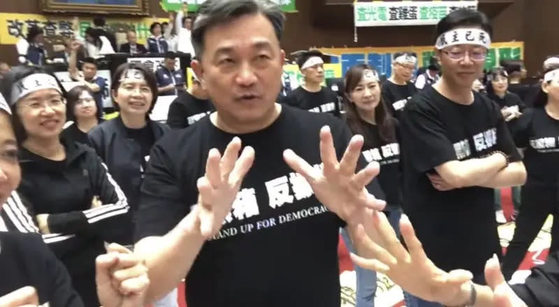 ▲民進黨立委王定宇發明「反黑箱拳」。（圖／翻攝自黃捷直播）