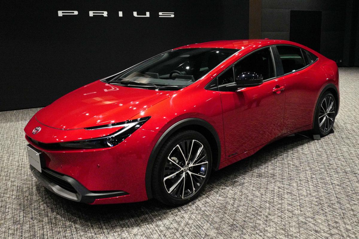 Why Toyota Prius hybrids are a 'bridge' to full EVs thumbnail
