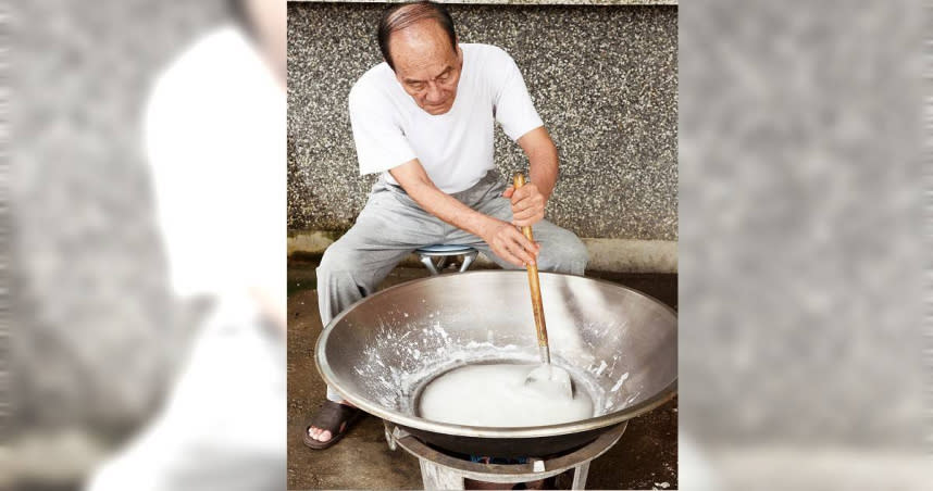 田丁福遵循老一輩的飲食智慧，帶動家人投入手工製鹽行列。（圖／品牌提供）